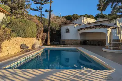 Image de Villa traditionnelle avec piscine privée, beaux jardins et vue sur la colline