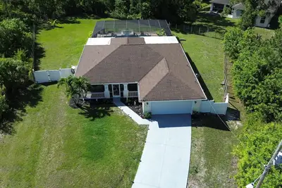 Image de Maison * 3br * 2ba * 6 personnes * 140 Sq. Ft. LeHigh Acres, Floride