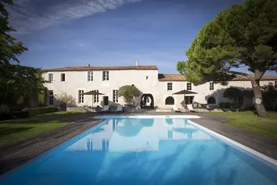 Image de Magnifique demeure, luxueuse avec piscine au cœur du village proche des plages
