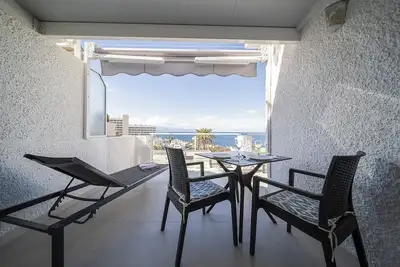 Image de 1 lit à Los Gigantes avec une grande terrasse avec vue sur la mer et la falaise