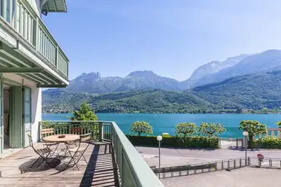 Image de \"Loft Cozy\" avec vue et accès privé au Lac d'Annecy