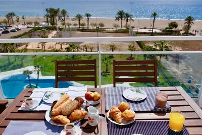 Image de Vue aérienne de la mer avec la grande terrasse et l'accès direct à la plage