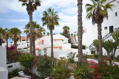 Image de Vacaciones perfectas a lado del mar en el corazĂłn de Playa de Las Americas