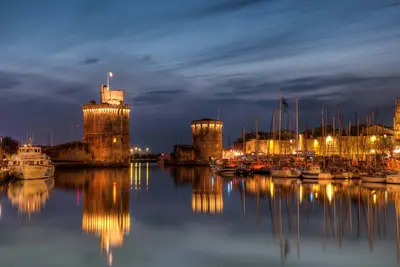 Image de A 300 m de la mer et Ă 10 mn de La Rochelle, maison de village ( jardin\/parking)