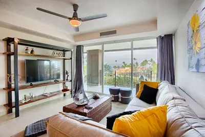Image de Grand balcon avec accès rapide à la plage de sable et aux piscines étincelantes