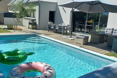 Image de Centre bourg, à 3 km des plages de sable, contemporaine avec piscine chauffée