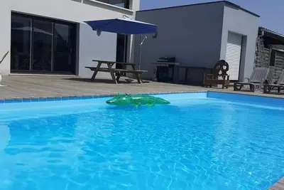 Image de Maison avec piscine privée chauffée à Locquirec, à 2 pas de la mer, 4 chambres