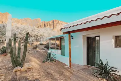 Image de Casita habitation dans le désert situé à la base des montagnes de la Superstition.