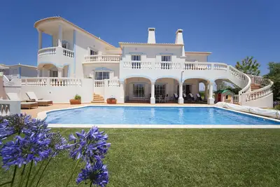 Image de Villa de luxe avec piscine, vues sur le terrain de golf, salle de jeux, Wifi.