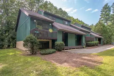 Image de Maison de ville North Conway! Loft 3 Br \/ Plus! Canapés, lits et draps récemment mis à jour!