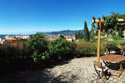Image de Loft avec un beau jardin dans une oasis de verdure près de la mer