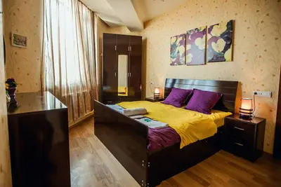 Image de Il s'agit d'un appartement confortable dans le nouveau bâtiment du vieux quartier de Tbilissi.
