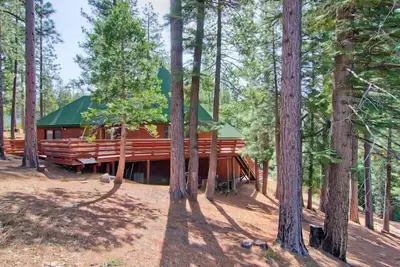 Image de Coyote Creek est cette cabine spéciale qui vous offre luxe et confort dans la splendeur de Yosemite