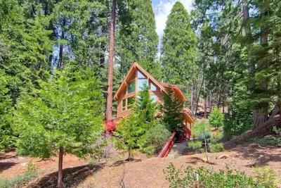 Image de Red Fox Retreat est un 1 chambre confortable + Loft, 2 salles de bain Ă trois niveaux A-frame montagne Chalet