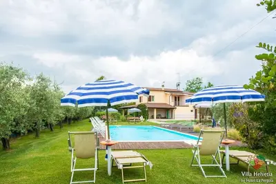 Image de Villa Helvetia avec piscine à seulement 8 km de la mer