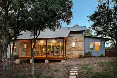 Image de Retraite de luxe dans le magazine Dwell! Burning Creek Hill Country Retreat avec piscine!