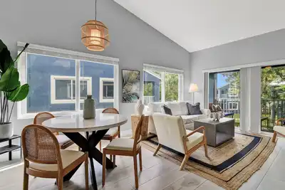 Image de Propre, moderne, éclectique 2bed / 2bath W. Boca Raton à pied des commerces et restaurants