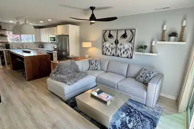 Image de Beach Modern Living maison de ville complètement rénovée