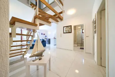 Image de Oasis en bord de mer sur l'île de Krk, Njivice Gem, appartement de 150 m² avec accès à la plage privée