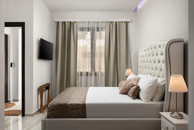 Image de Suite Pozzi Di Lusso Luna, une suite au rez-de-chaussée avec une chambre dans le vieux port de La Canée