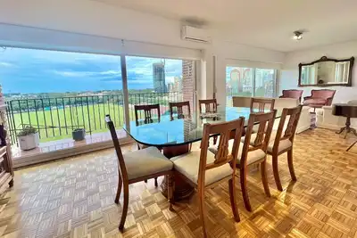 Image de 3 chambres - Vue unique sur le Polo!