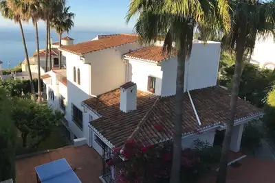 Villa spacieuse avec piscine privée, vue sur la mer, jardin verdoyant, Airco et Wifi