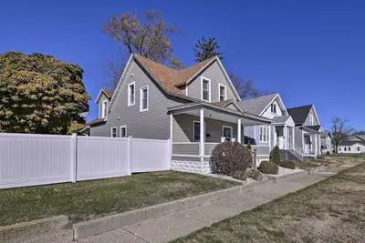 Image de Nouveau-Muskegon Home w \/ Fire Pit & Patio, Mins to Lake