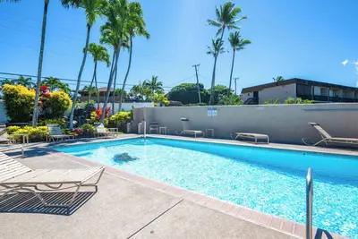 Image de Nouveau! Lahaina Condo w / Pool, 5 minutes à pied de la plage!