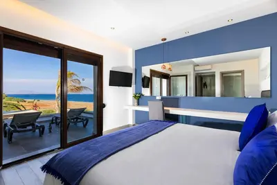 Image de Villa de luxe neuve sur le front de mer de Lahania avec piscine privée