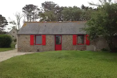 Image de Petite maison bretonne à 2 pas de la mer avec terrasse et grand jardin.