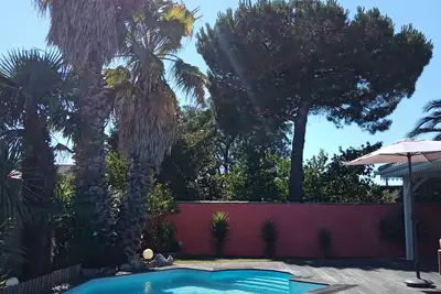 Image de Maison 6 personnes de plain pied, paisible avec piscine privée.