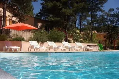 Image de Belle maison et sa piscine au coeur d’une pinède qui enchantera vos vacances.