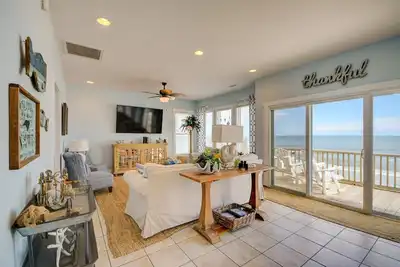 Image de \"Ocean Song\" Oceanfront Retreat + 5 chambres / 3 salles de bains sur Topsail Island, Caroline du Nord