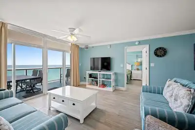 Image de Magnifiquement rénové, condo en bord de mer, des tonnes de commodités de la piscine, vue magnifique!