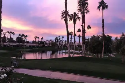 Image de Vue imprenable sur la montagne et le lac surplombant le Palm Valley Country Club!