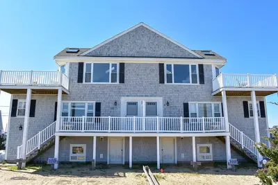 Image de Des vues incroyables! Duplex de 3 chambres Ă quelques pas de South Village Beach
