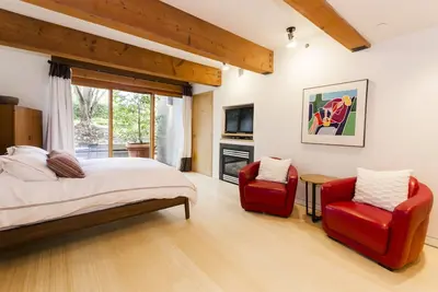 Image de Suite privée et lumineuse avec entrée privée dans le quartier verdoyant de Vancouver
