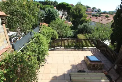 Image de Maison individuelle avec jardin pour 6 personnes près du centre-ville