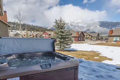 Image de Firelight Retreat avec bain à remous privé et navette gratuite!