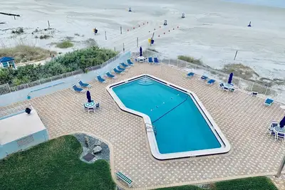 Image de \"Beach Daze\" Emplacement fabuleux! 2/2 condo front de mer Ă pied de Flagler Ave!