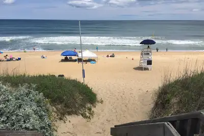 Image de Perfect Beach Retreat à 150 pieds de l'accès à la plage!