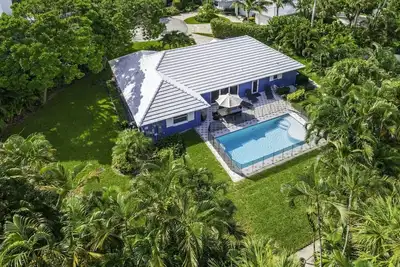 Image de Emplacement! Luxury Beach House 1 pâté de maisons de la plage avec une piscine chauffée et beaucoup