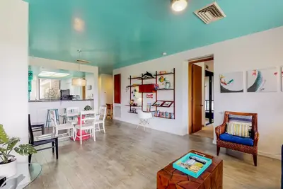 Image de Grand condo au rez-de-chaussée avec piscine commune, bain à remous, salle de sport et tennis