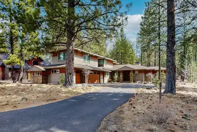 Image de Maison écologique de Caldera Springs avec bain à remous privé et piscine / golf partagés!