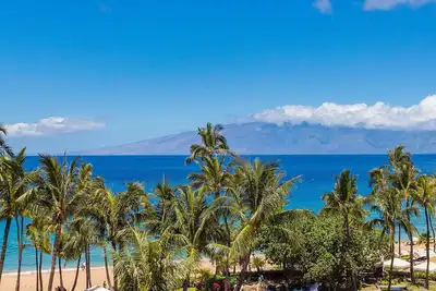 Image de Mrr présente Kaanapali Ali'i 272 - coin au 7ème étage 2br avec vue partielle sur l'océan et la montagne, taux d'actualisation inaugural!