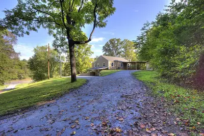 Image de Bain à remous, balançoire et barbecue sur 5 acres près de Parkway.