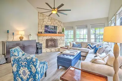 Image de Nouveau! Horseshoe Bay Townhome w / Patio près du lac Lbj
