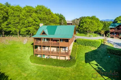 Image de Accès aux étangs de pêche proche de la piscine extérieure en ville