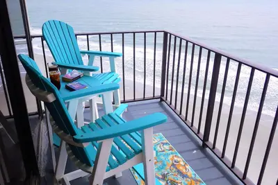 Image de Totalement Rénové Condo Front de mer Avec Piscines Intérieure / Extérieure