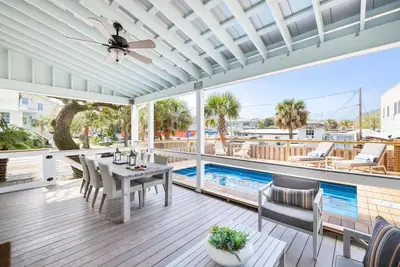 Image de Piscine privée, à seulement 3 pâtés de maisons de la plage et 1 pâté de maisons de la rue Centre!